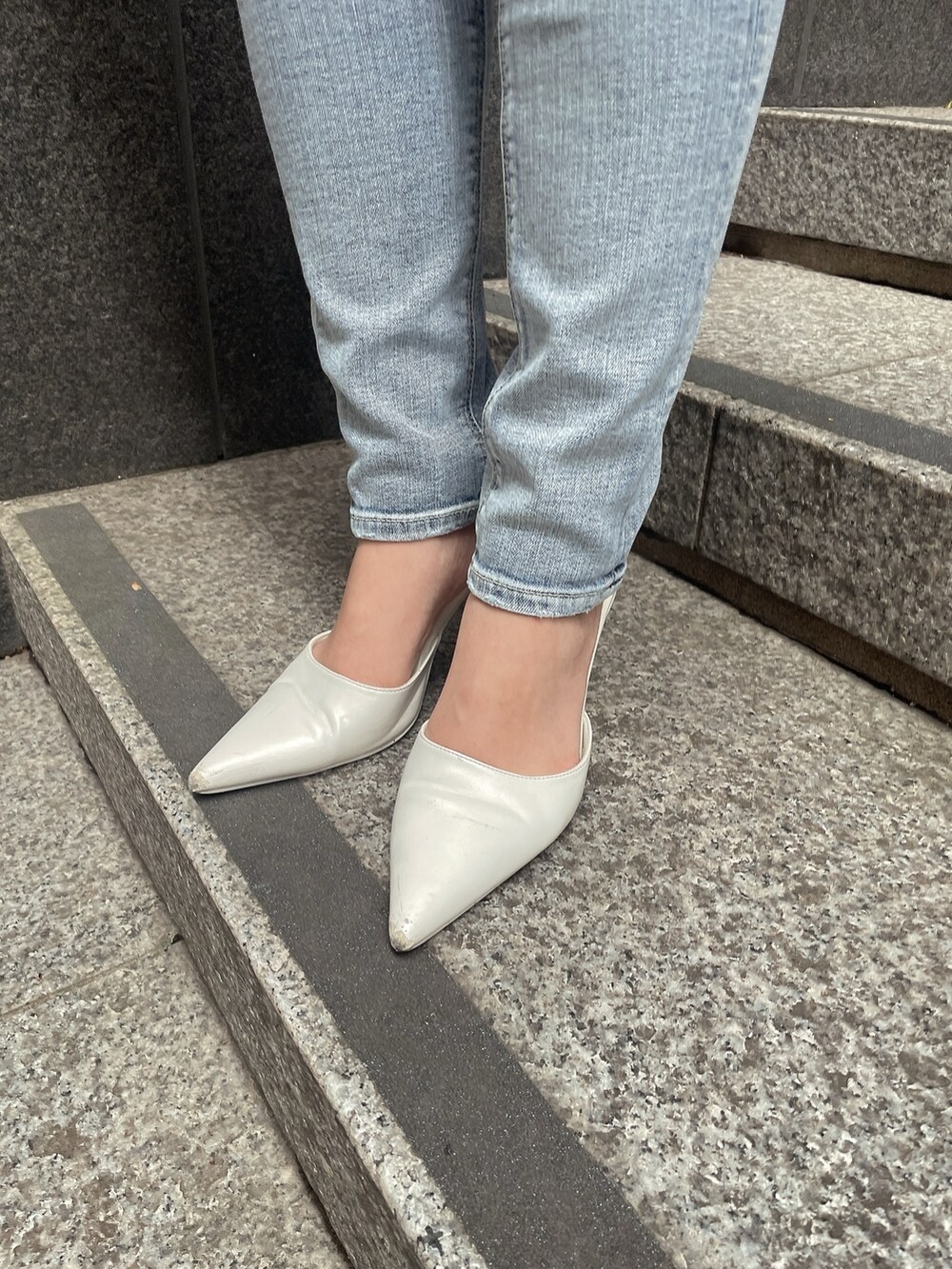 ピンク系のカーディガン/ボレロ、ホワイト系のキャミソール、ホワイト系のパンプスを着用したレディースの春コーディネートの8枚目の写真