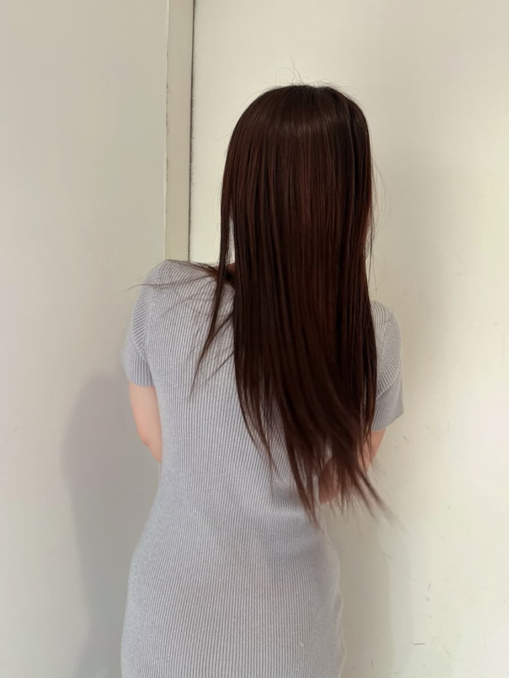 ブラック系のサンダル、シルバー系のワンピースを着用したレディースの夏コーディネートの6枚目の写真
