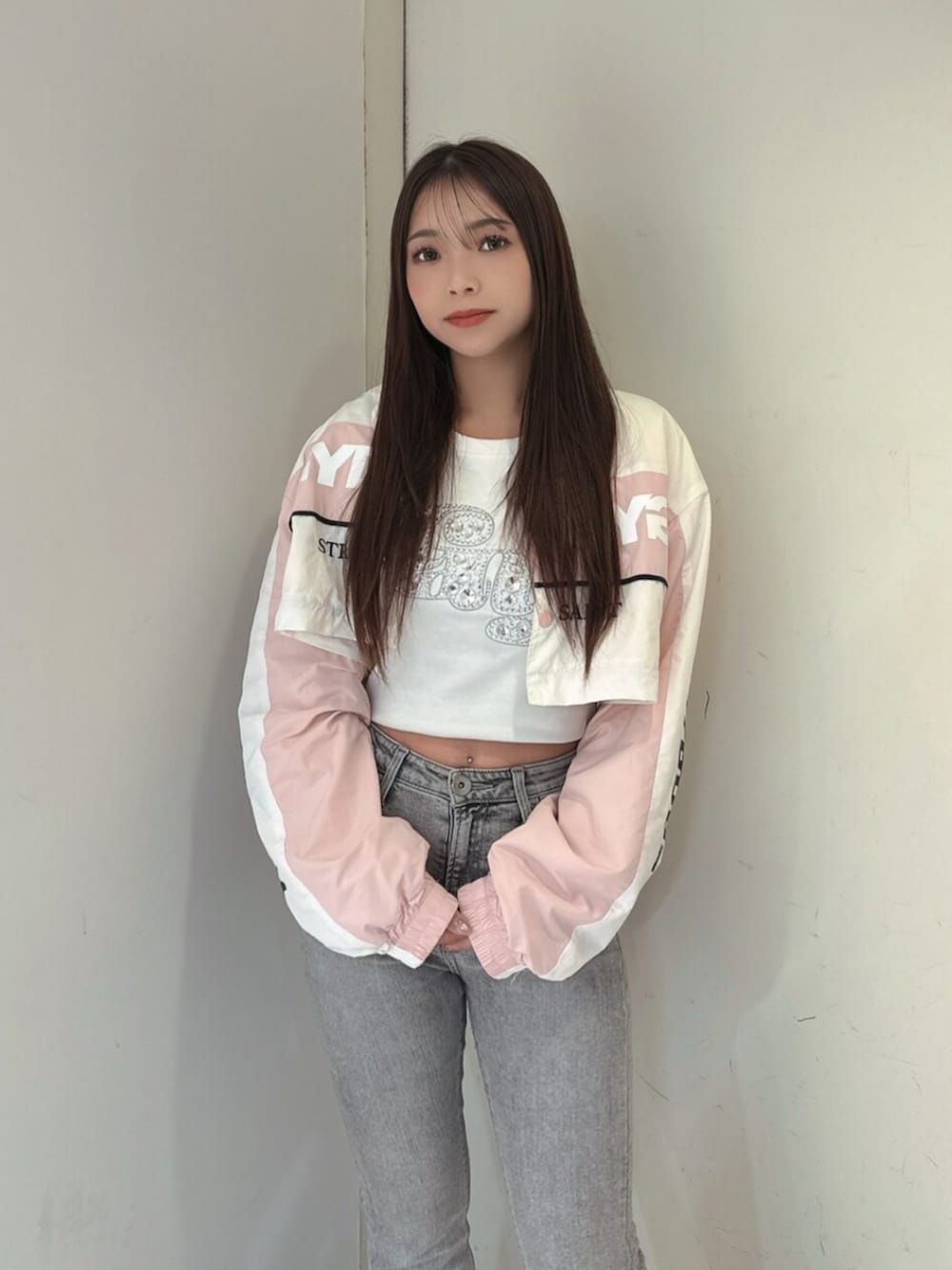 グレー系のデニムパンツ、ホワイト系のTシャツ/カットソー、ブラック系のブーツを着用したレディースの夏コーディネートの4枚目の写真
