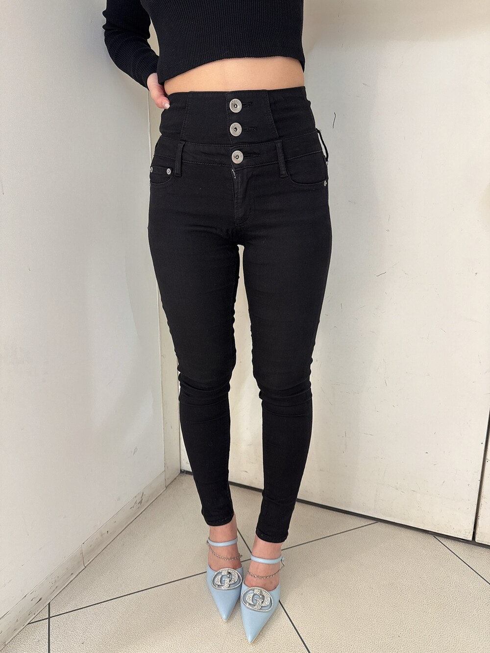 ブラック系のデニムパンツ、ホワイト系のパンプス、その他のニット/セーターを着用したレディースの春コーディネートの7枚目の写真
