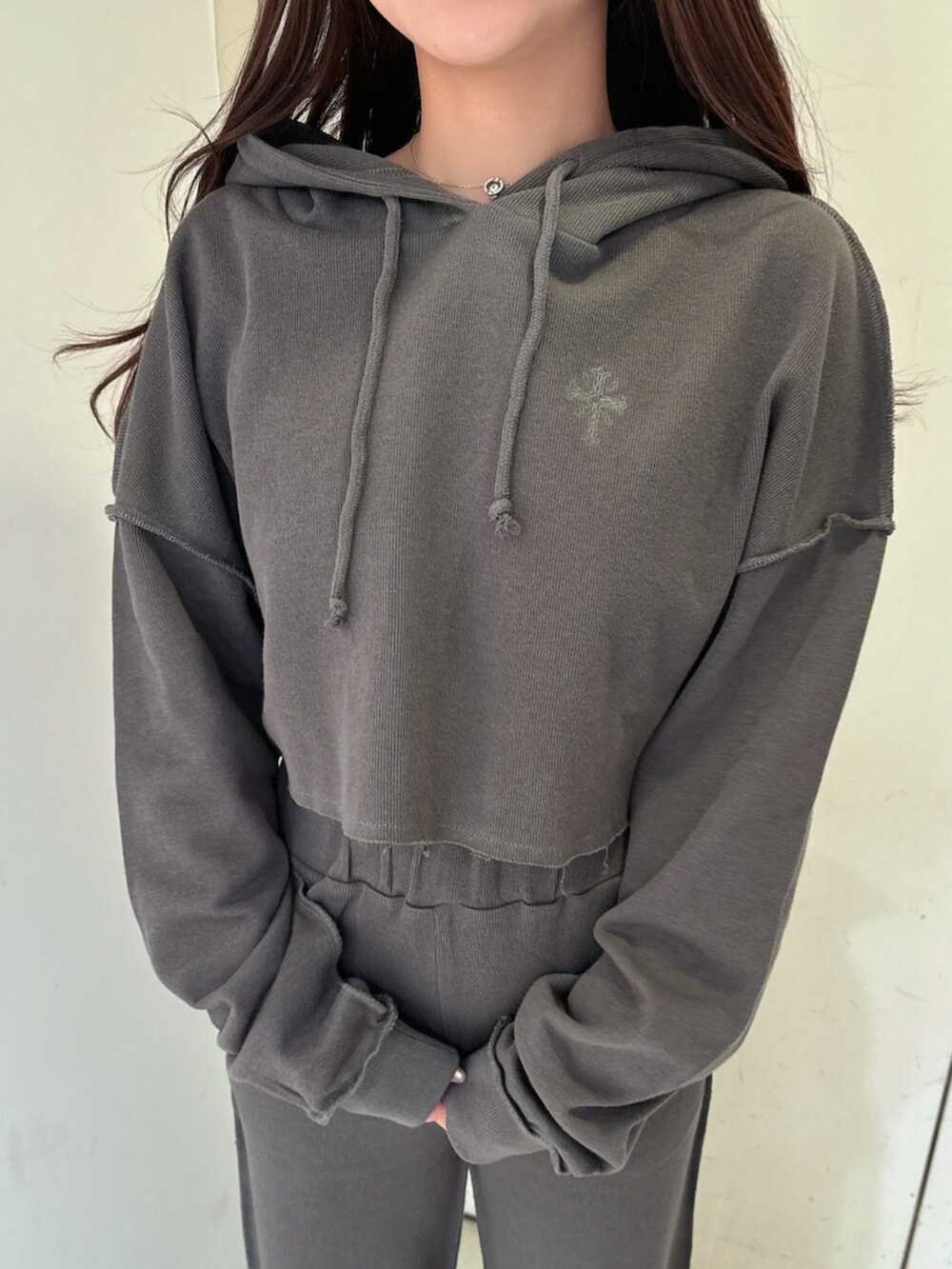 ブラック系のブーツ、グレー系のTシャツ/カットソー、グレー系のその他パンツを着用したレディースの夏コーディネートの7枚目の写真