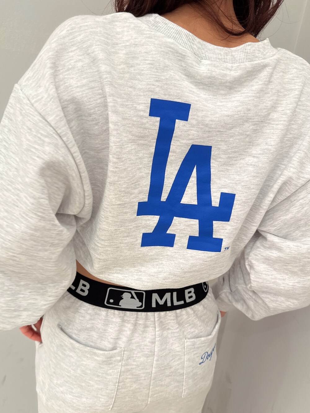 グレー系のスウェットパンツ、グレー系のスウェット、ホワイト系のパンプスを着用したレディースの冬コーディネートの7枚目の写真