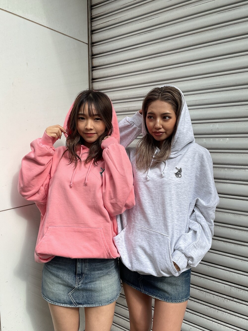 ピンク系のパーカー、ブルー系のデニムスカートを着用したレディースの冬コーディネートの8枚目の写真