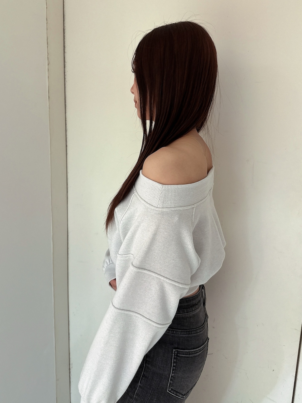 ブラック系のデニムパンツ、ブラック系のブーツ、ホワイト系のTシャツ/カットソーを着用したレディースの冬コーディネートの5枚目の写真