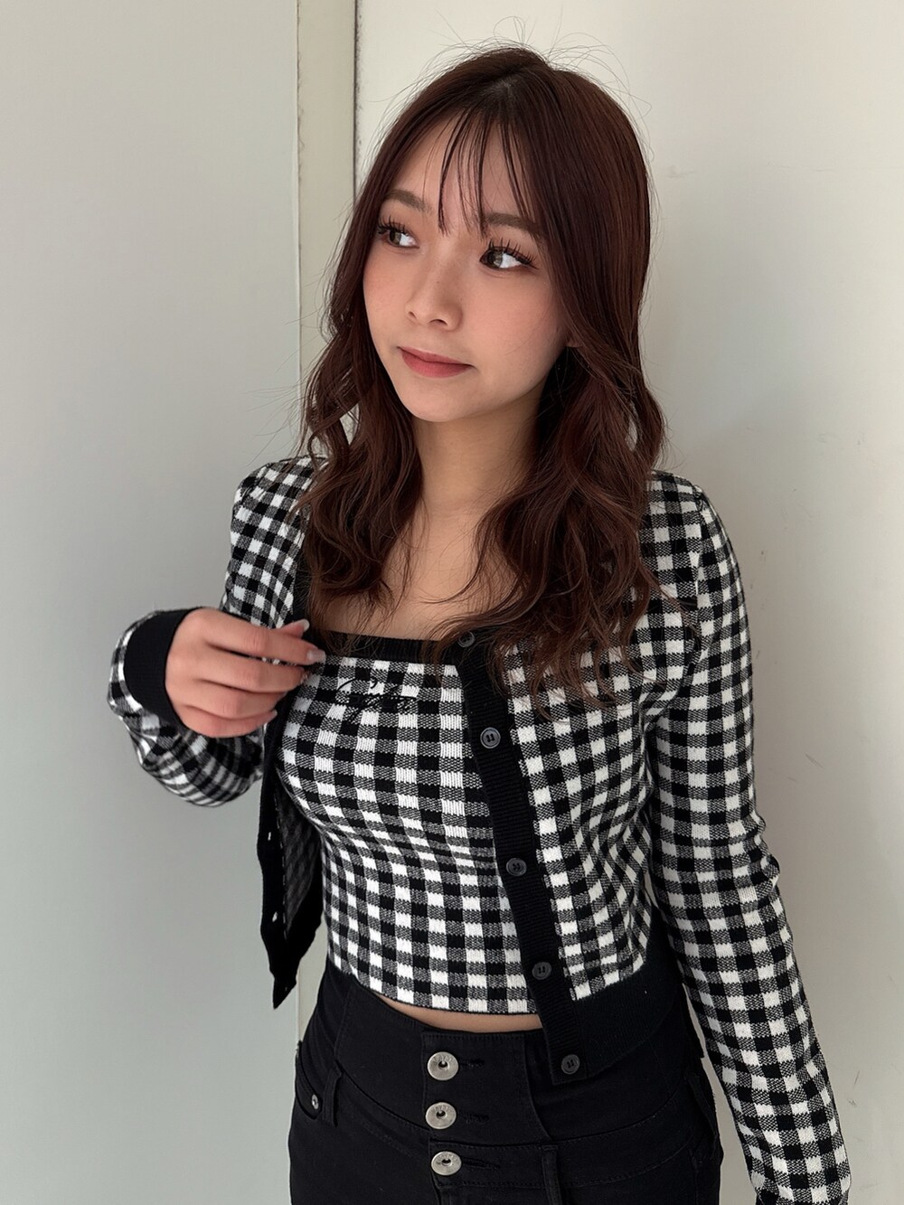 ブラック系のデニムパンツ、ホワイト系のパンプス、その他のニット/セーターを着用したレディースの春コーディネートの3枚目の写真