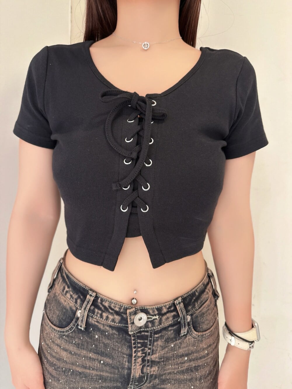 ブラック系のサンダル、ブルー系のデニムパンツ、ブラック系のTシャツ/カットソーを着用したレディースの夏コーディネートの7枚目の写真