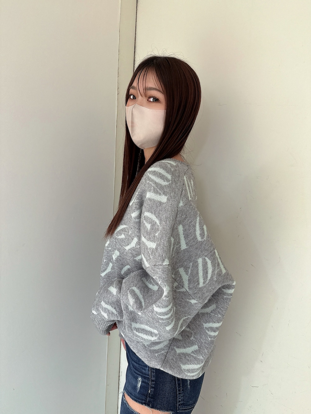 ブラック系のブーツ、ブルー系のデニムパンツ、グレー系のニット/セーターを着用したレディースの冬コーディネートの5枚目の写真