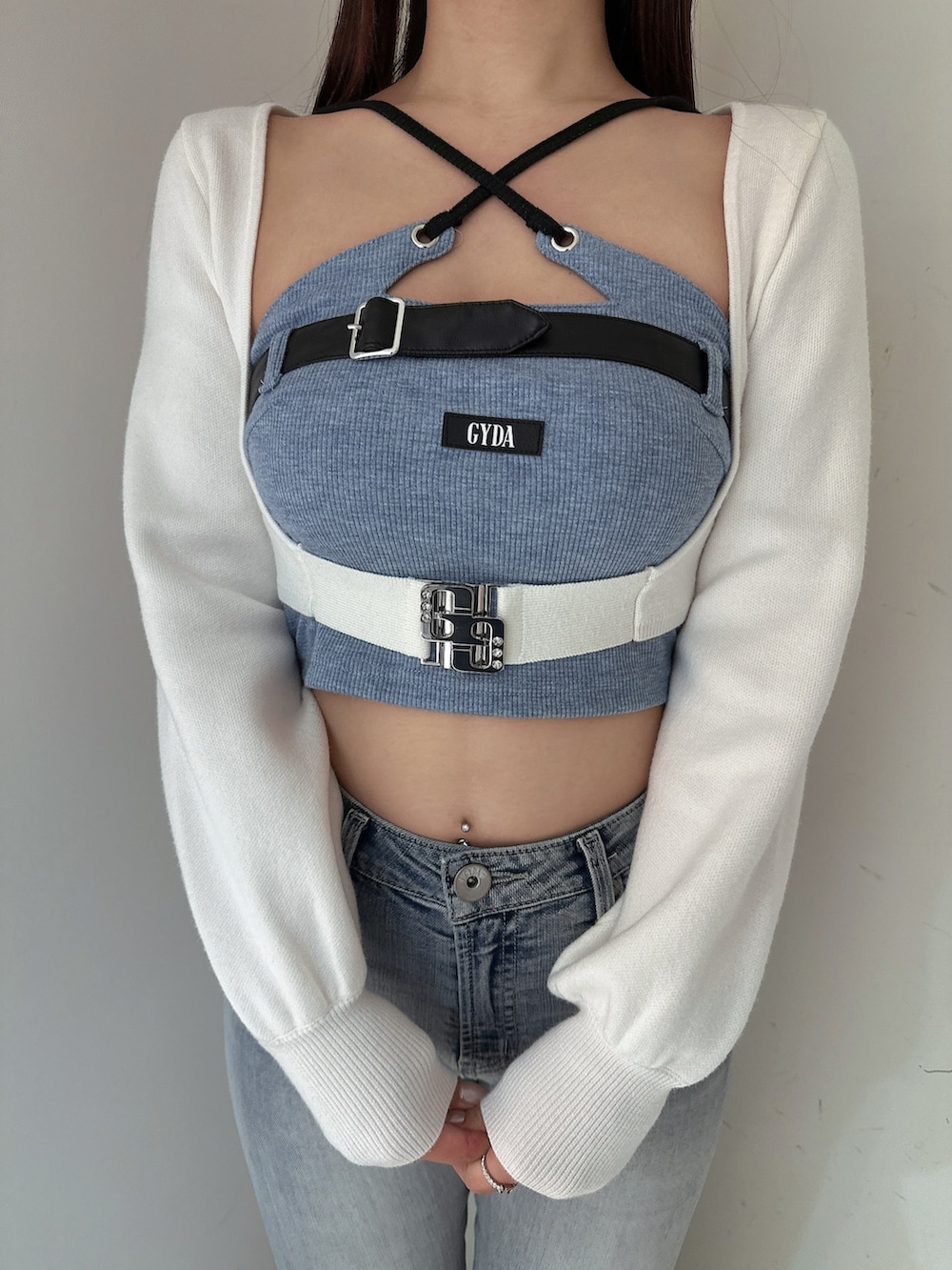 ブルー系のデニムパンツ、ブラック系のサンダル、ホワイト系のカーディガン/ボレロを着用したレディースの春コーディネートの7枚目の写真