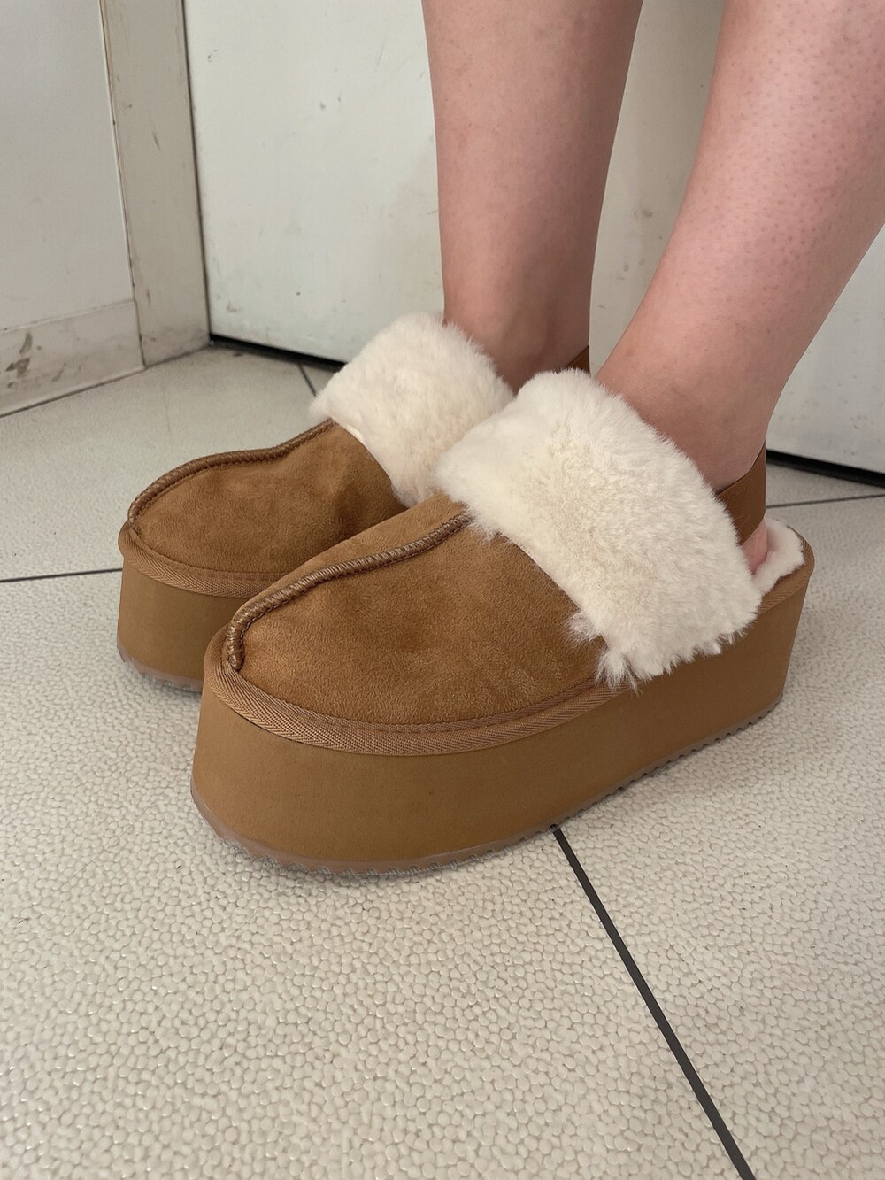 ホワイト系のニット/セーター、ブルー系のデニムパンツ、ベージュ系のスリッポンを着用したレディースの夏コーディネートの9枚目の写真