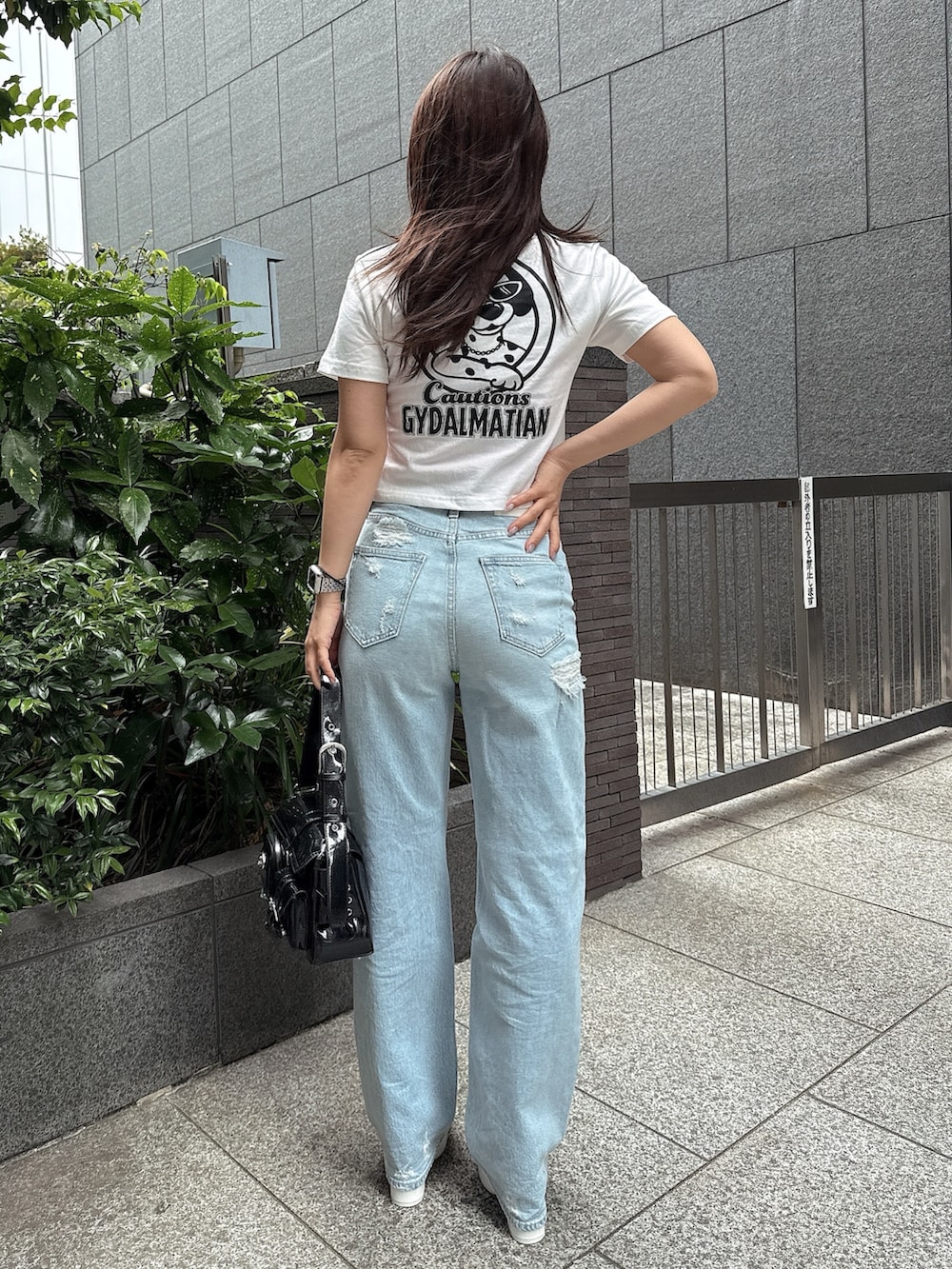 ホワイト系のTシャツ/カットソー、ブルー系のデニムパンツを着用したレディースの夏コーディネートの3枚目の写真