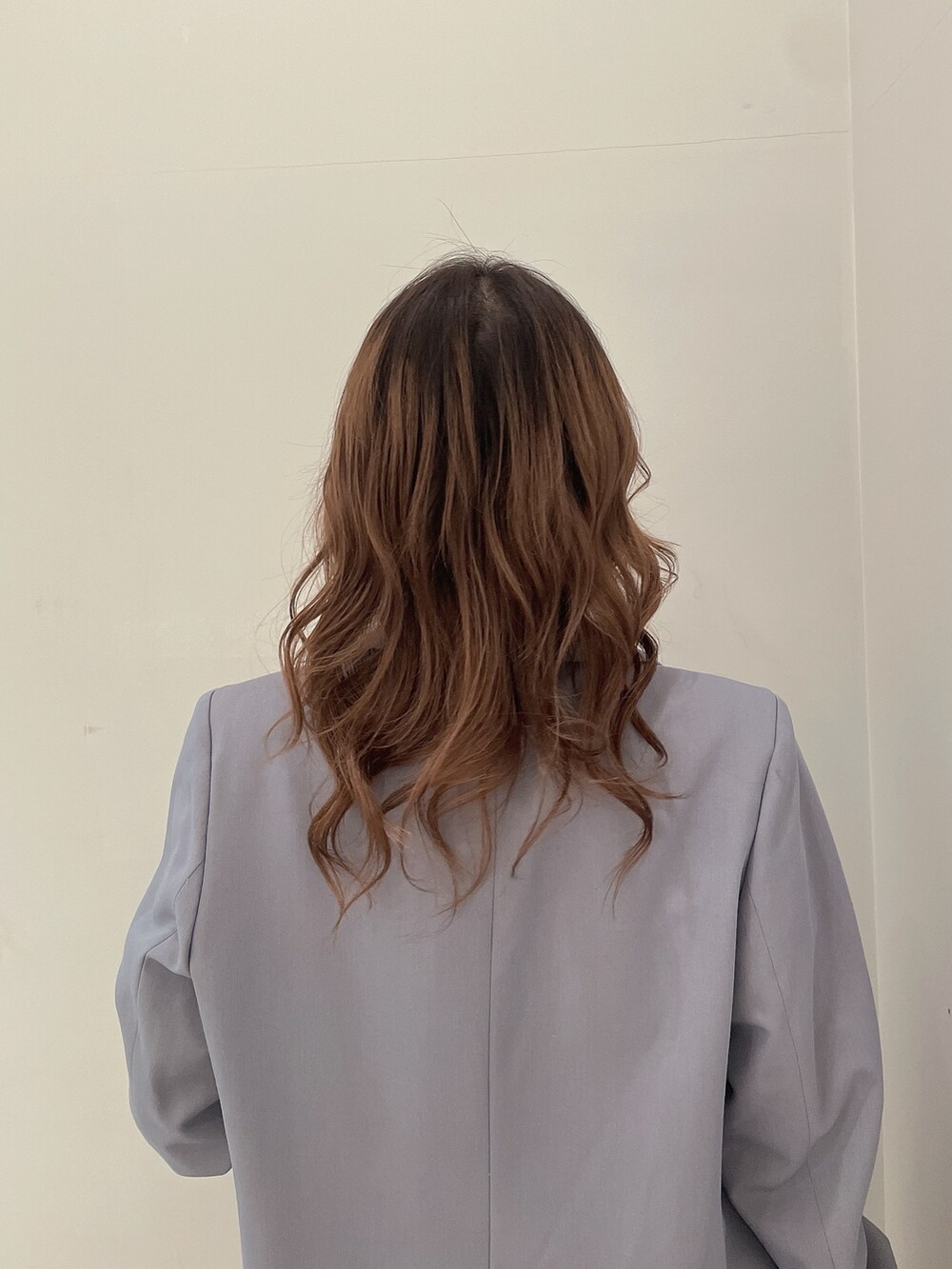 その他のキャミソール、ブルー系のスカート、ブルー系のテーラードジャケットを着用したレディースの春コーディネートの6枚目の写真