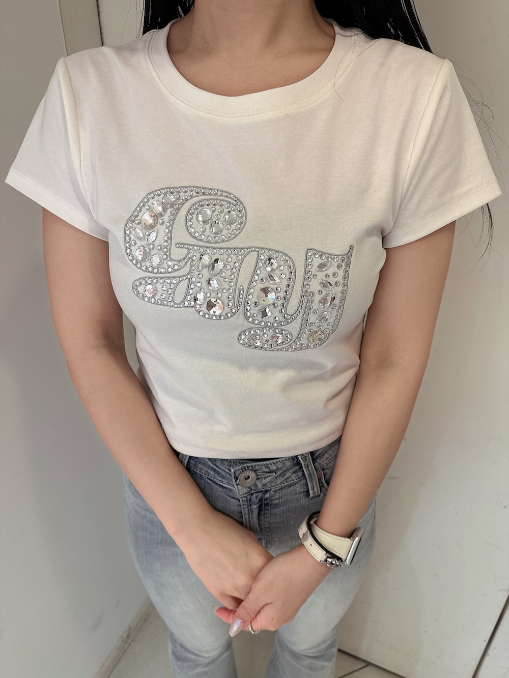 ブルー系のデニムパンツ、ホワイト系のTシャツ/カットソー、ホワイト系のサンダルを着用したレディースの春コーディネートの7枚目の写真