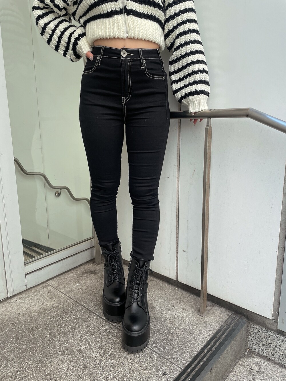 その他のカーディガン/ボレロ、ブラック系のデニムパンツ、ブラック系のブーツを着用したレディースの秋コーディネートの8枚目の写真