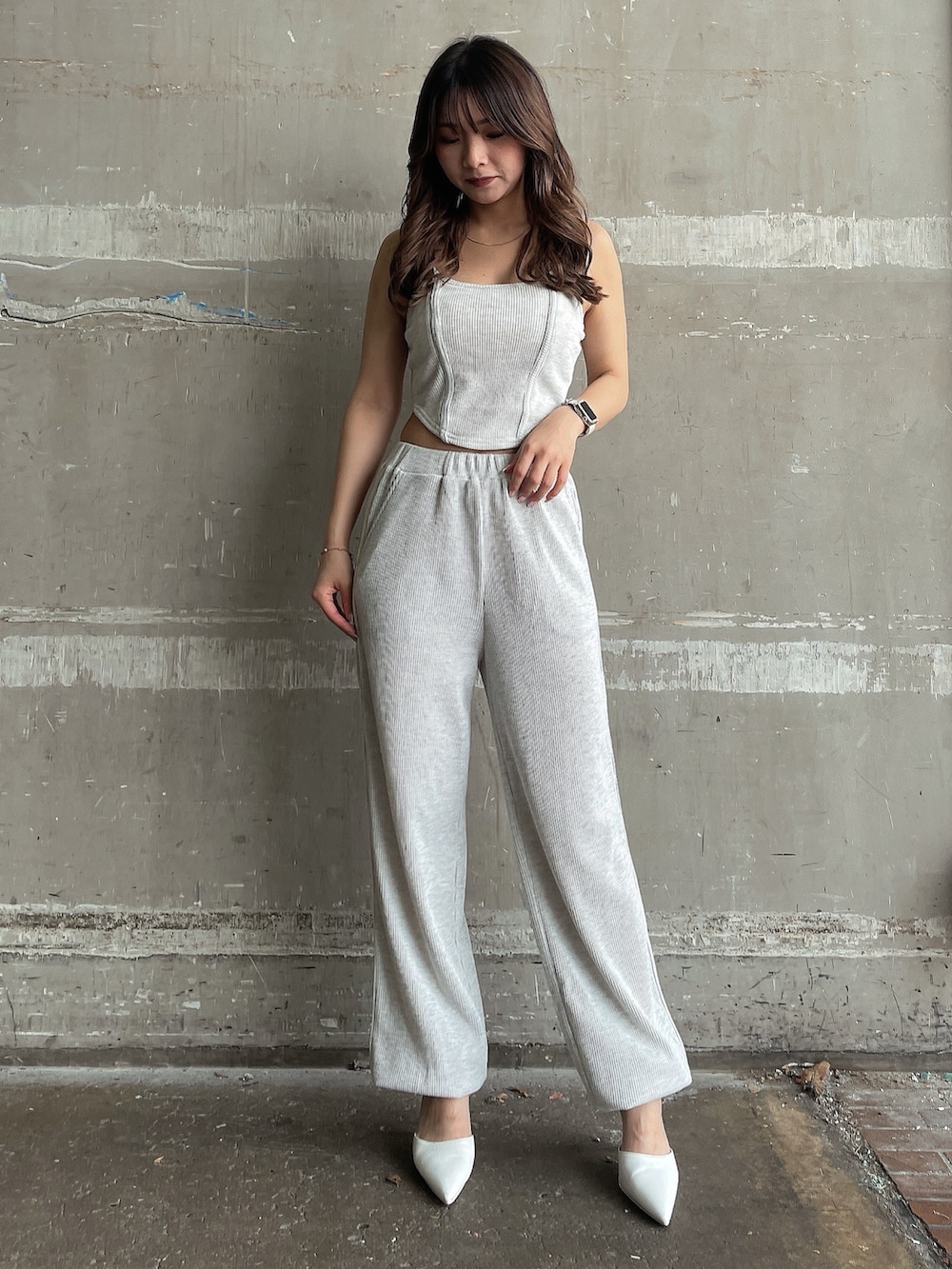 ブルー系のデニムジャケット、グレー系のキャミソール、グレー系のスウェットパンツを着用したレディースの夏コーディネートの3枚目の写真