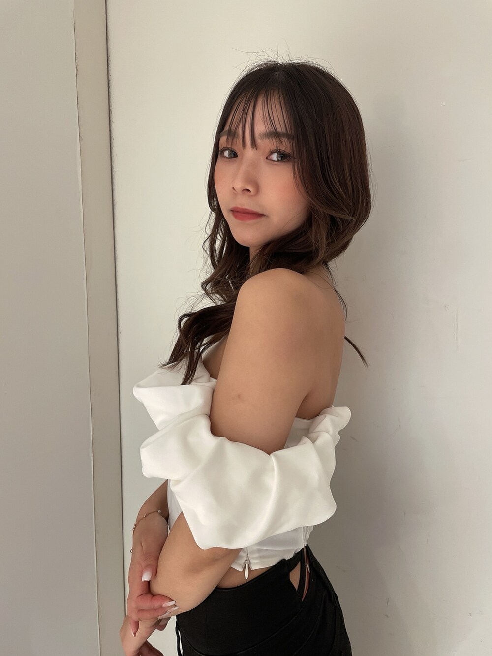 ホワイト系のシャツ/ブラウス、ブラック系のデニムパンツ、ホワイト系のサンダルを着用したレディースの夏コーディネートの5枚目の写真