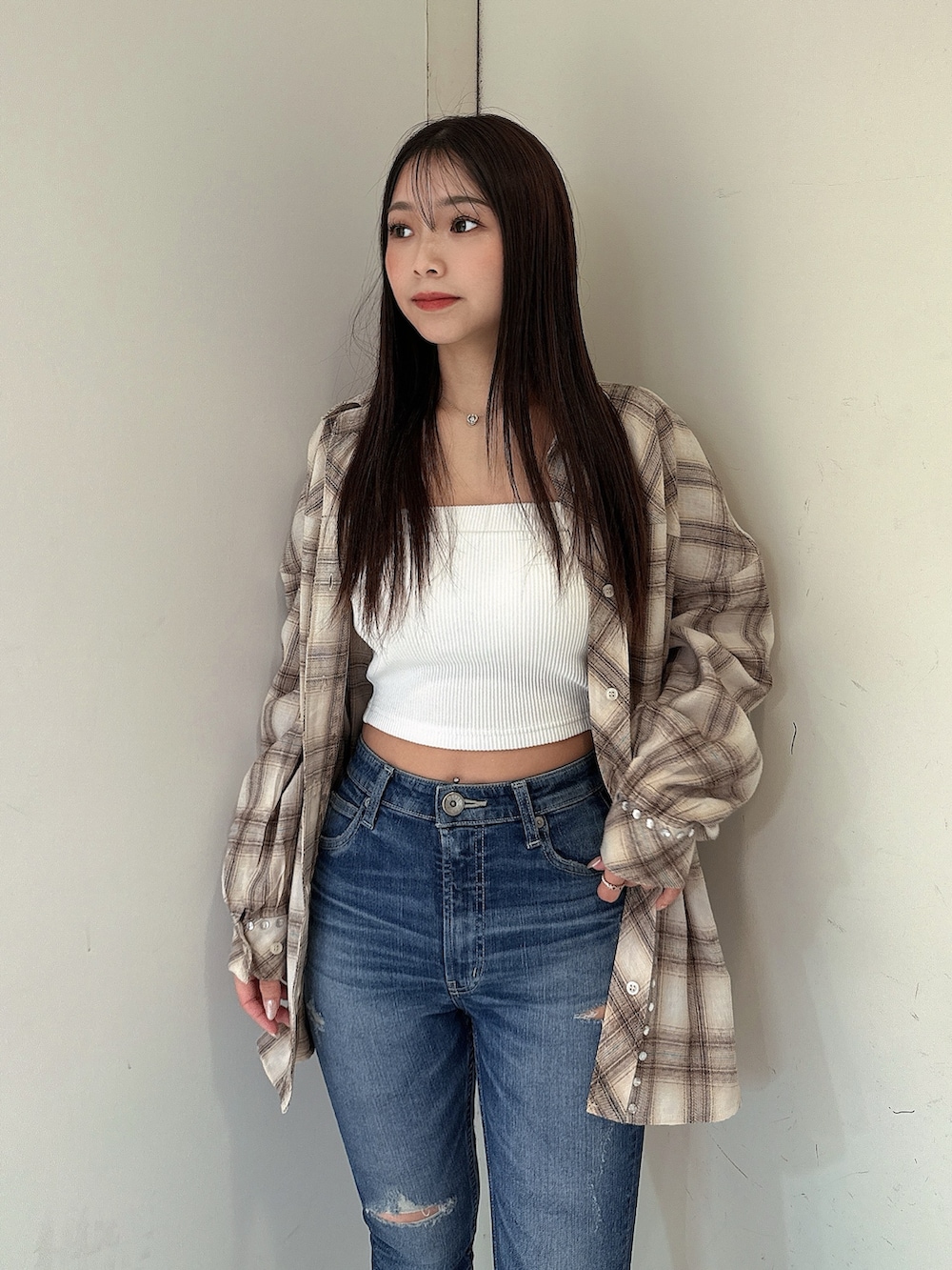 ベージュ系のシャツ/ブラウス、ブルー系のデニムパンツ、ブラック系のサンダルを着用したレディースの春コーディネートの4枚目の写真