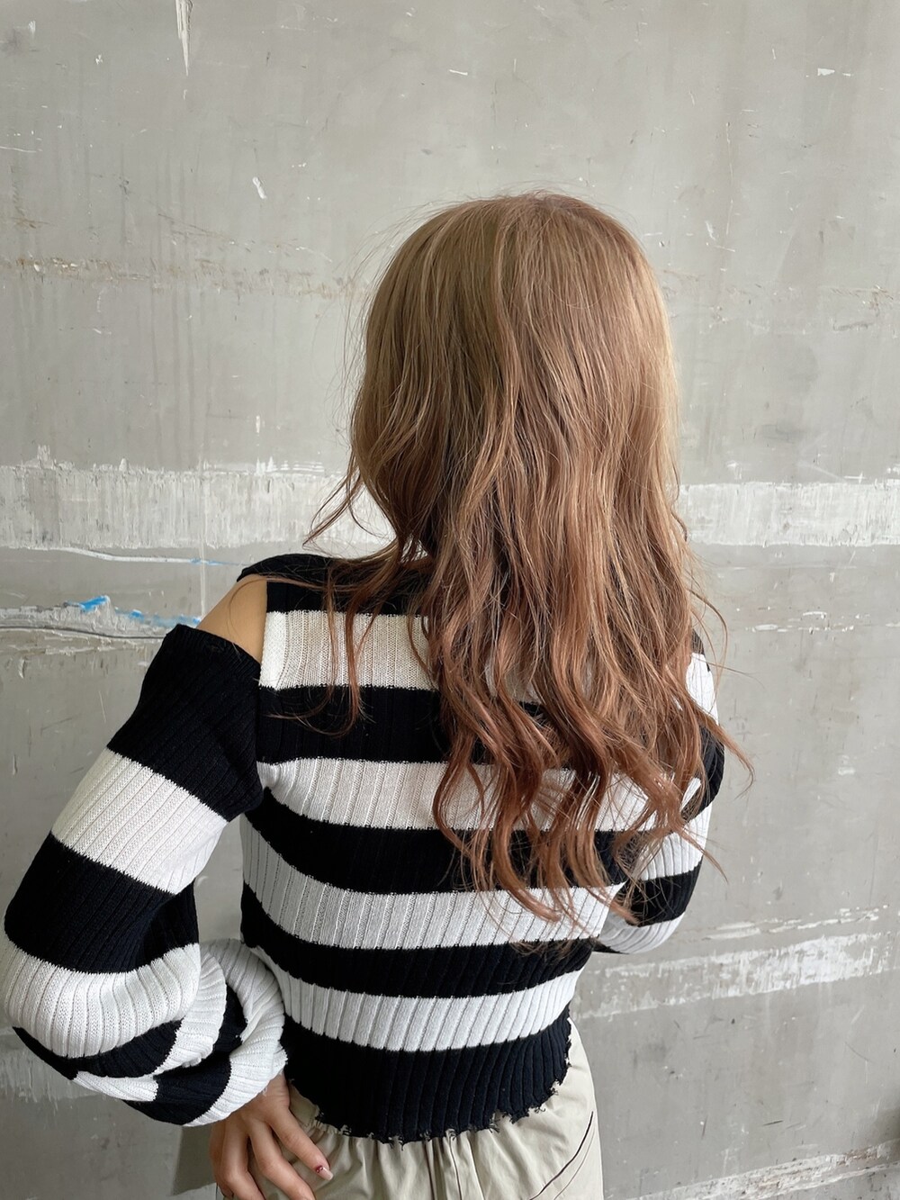 ブラック系のライダースジャケット、ベージュ系のチノパンツ、その他のニット/セーターを着用したレディースの冬コーディネートの5枚目の写真