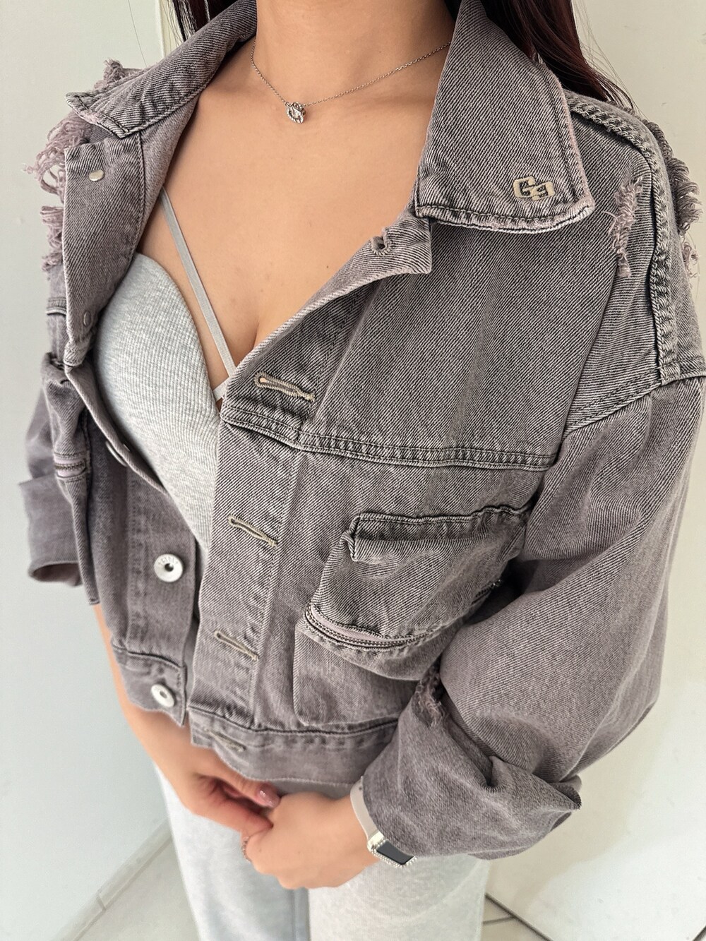 ブラック系のつなぎ/オールインワン、ホワイト系のパンプス、ピンク系のデニムジャケットを着用したレディースの夏コーディネートの8枚目の写真