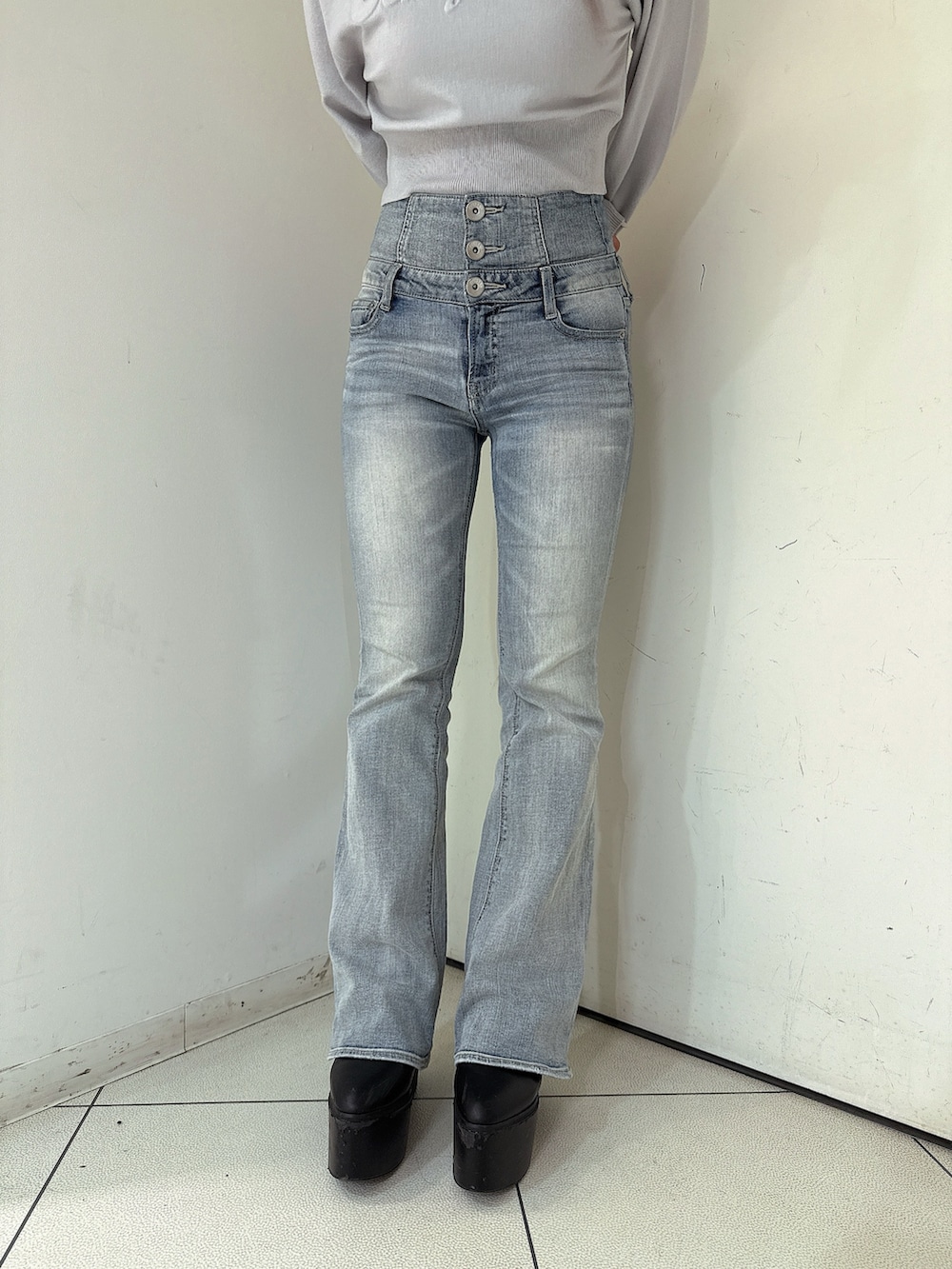 ブルー系のデニムパンツ、ピンク系のニット/セーター、ブラック系のブーツを着用したレディースの冬コーディネートの8枚目の写真