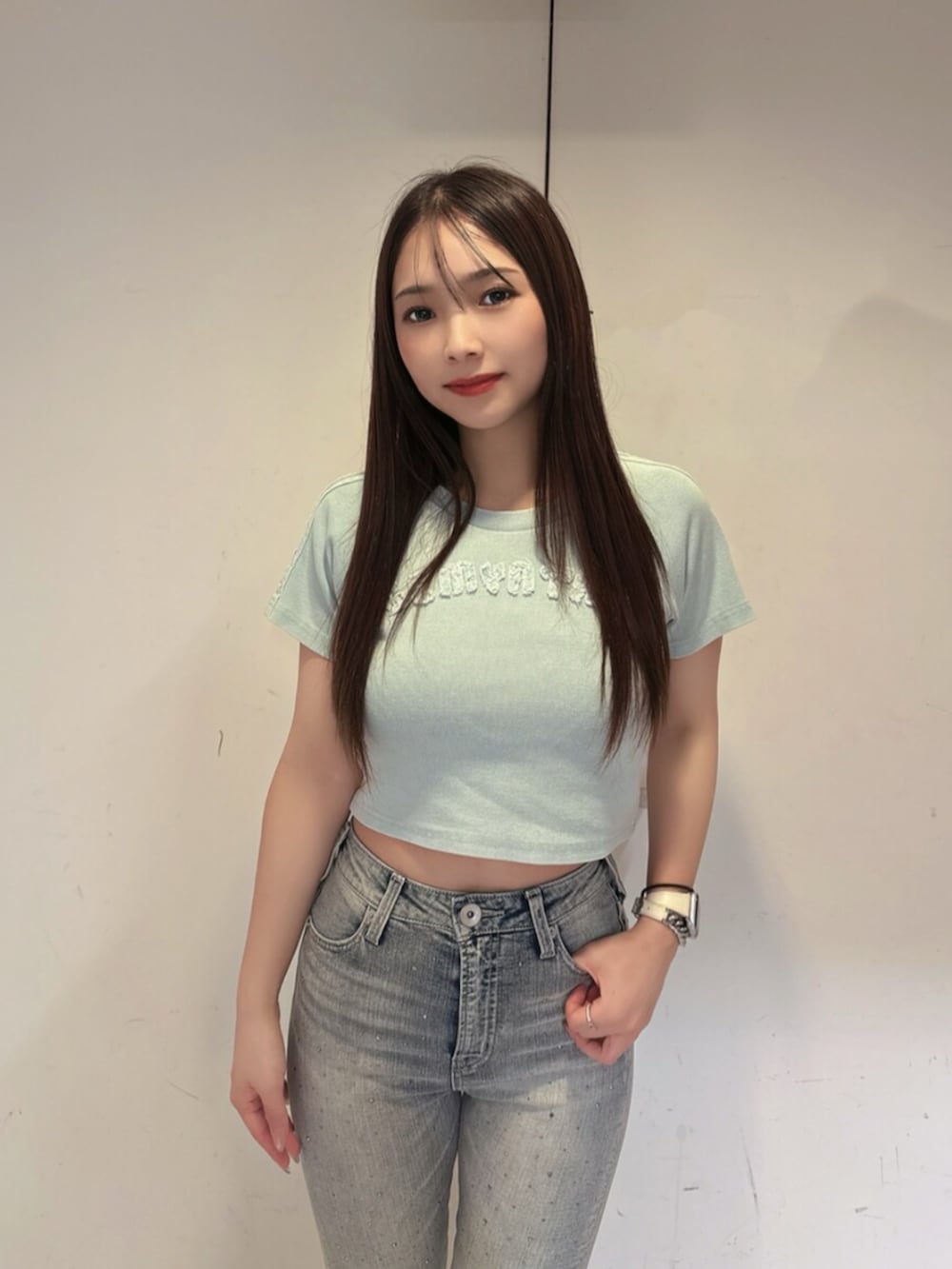 ホワイト系のサンダル、ブルー系のデニムパンツ、ブルー系のTシャツ/カットソーを着用したレディースの夏コーディネートの4枚目の写真