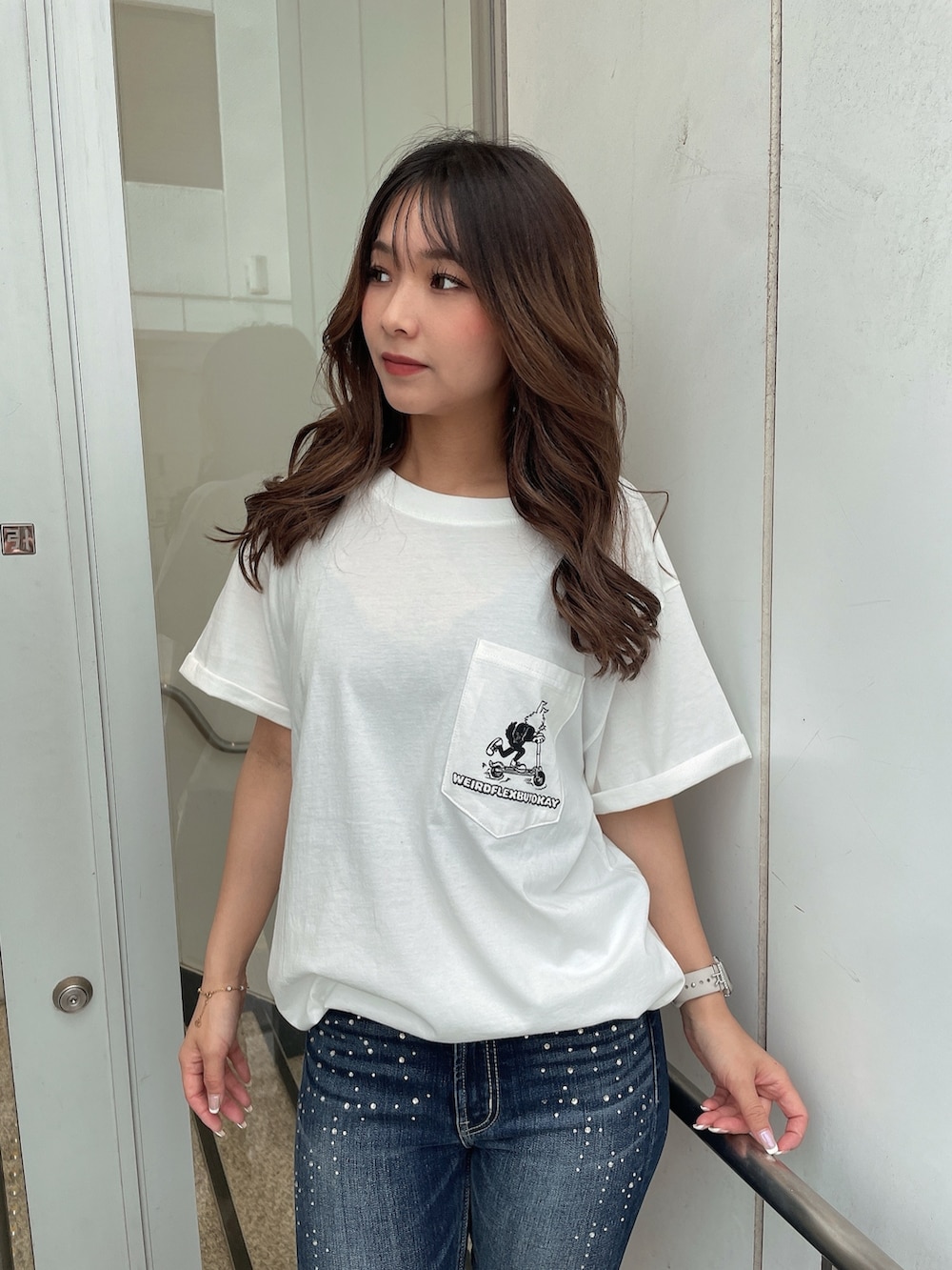 ホワイト系のTシャツ/カットソー、ブルー系のデニムパンツ、ホワイト系のサンダルを着用したレディースの夏コーディネートの4枚目の写真