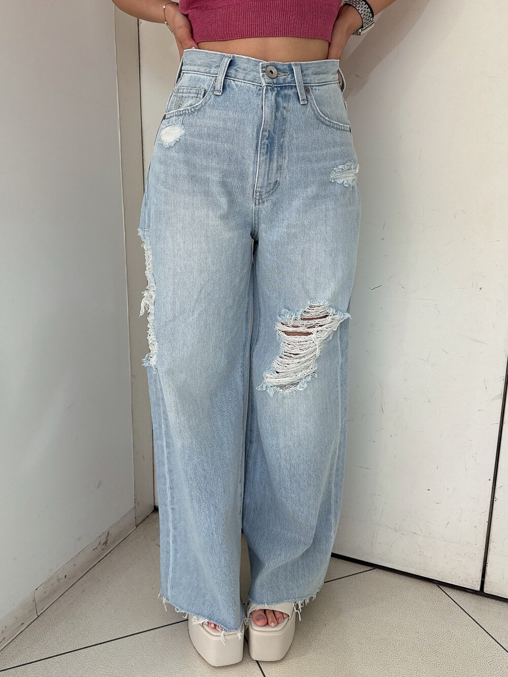 ブルー系のTシャツ/カットソー、ブルー系のデニムパンツ、ホワイト系のサンダルを着用したレディースの夏コーディネートの7枚目の写真