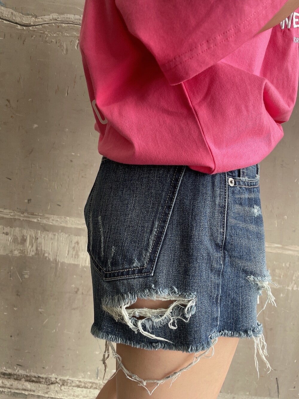 ピンク系のTシャツ/カットソー、ブルー系のデニムパンツ、ブラック系のサンダルを着用したレディースの春コーディネートの6枚目の写真