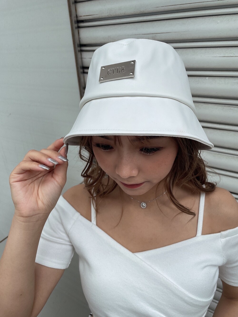 ホワイト系のTシャツ/カットソー、ホワイト系のスニーカー、ベージュ系のその他パンツを着用したレディースの夏コーディネートの6枚目の写真