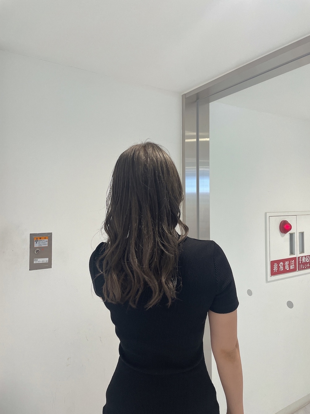 ブラック系のワンピース、ホワイト系のバックパック/リュック、その他のブーツを着用したレディースの夏コーディネートの4枚目の写真