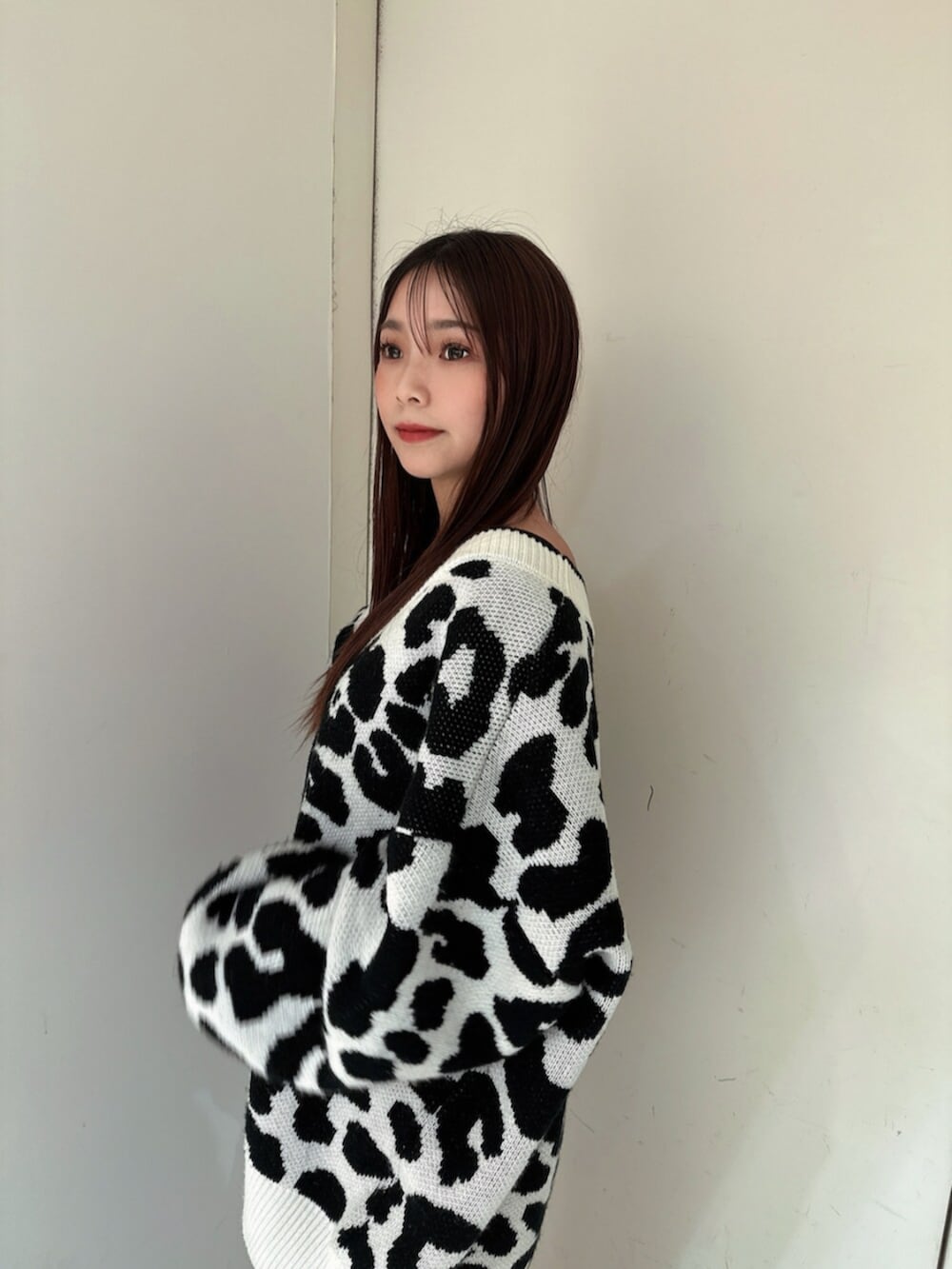 ブラック系のデニムパンツ、ブラック系のサンダル、ホワイト系のカーディガン/ボレロを着用したレディースの春コーディネートの5枚目の写真