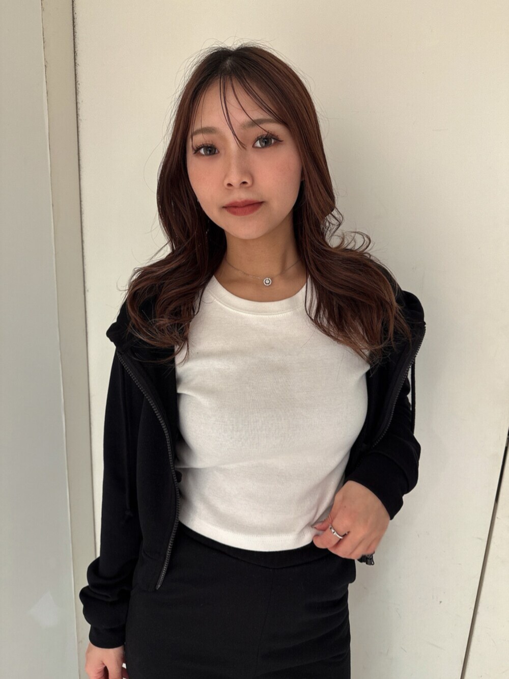 ホワイト系のパンプス、ブラック系のパーカー、ホワイト系のTシャツ/カットソーを着用したレディースの春コーディネートの4枚目の写真