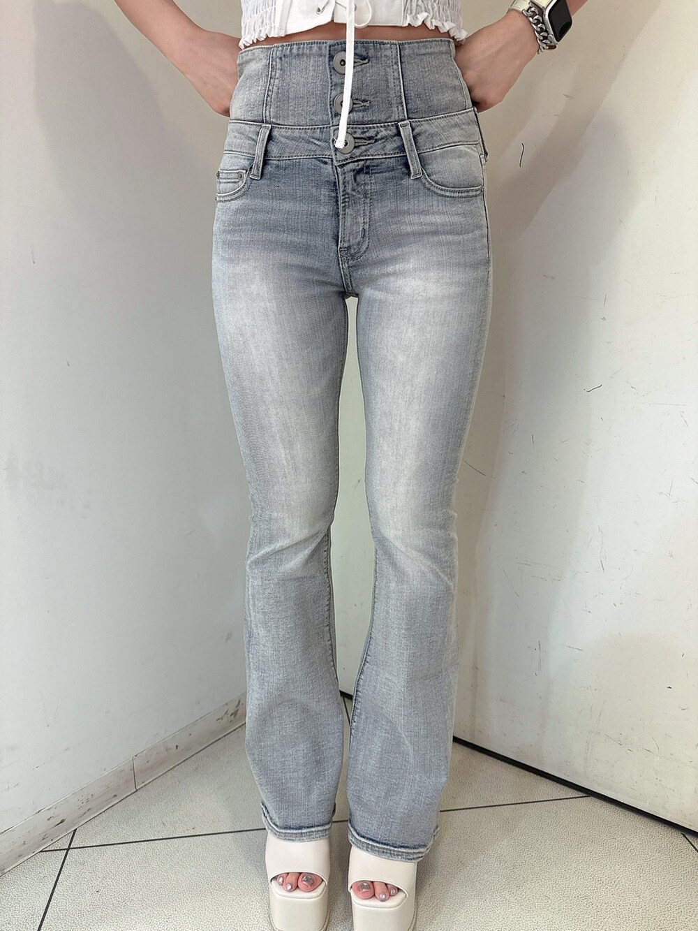 ブルー系のデニムパンツ、ホワイト系のシャツ/ブラウス、ホワイト系のサンダルを着用したレディースの春コーディネートの8枚目の写真