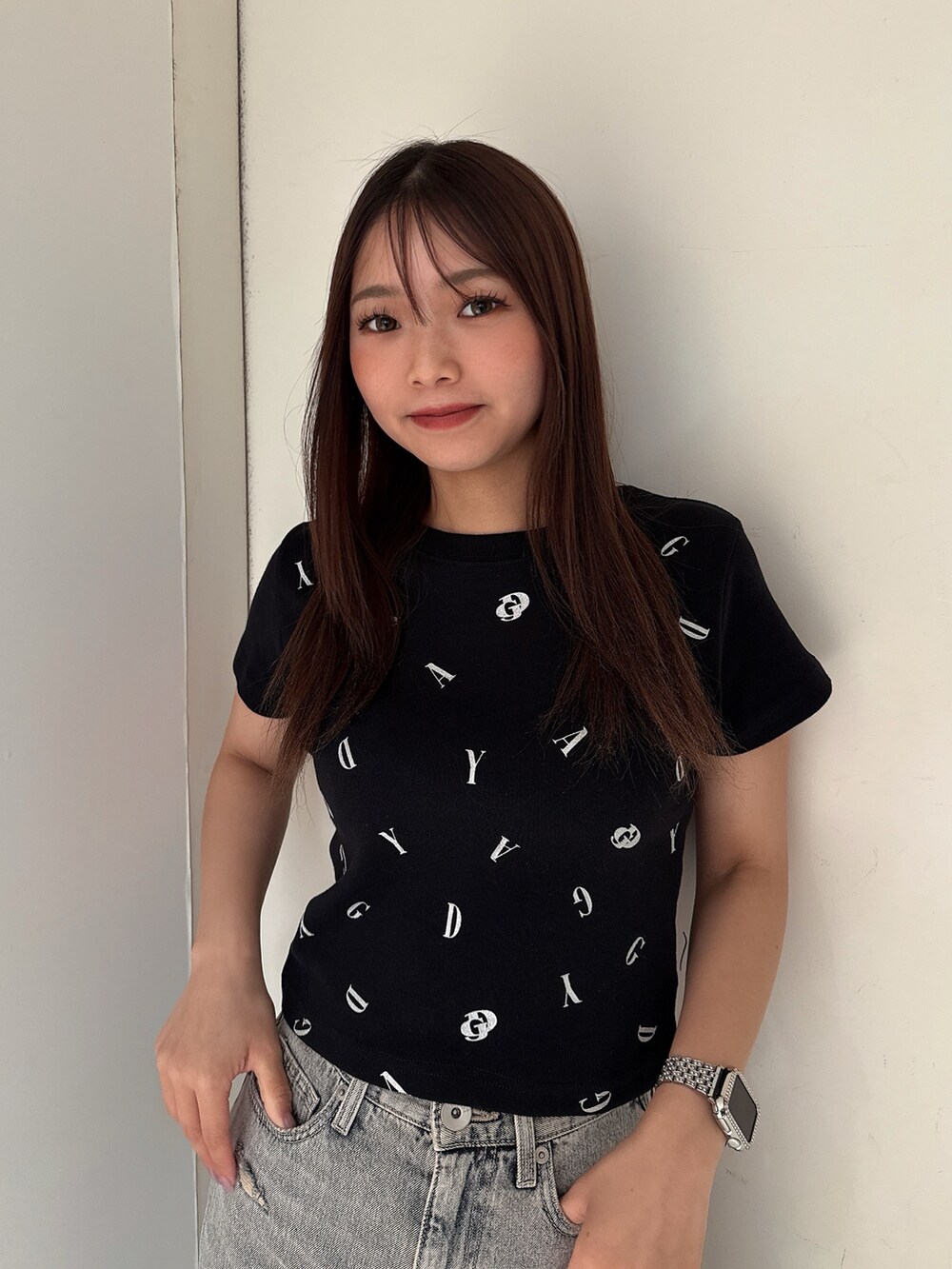 ブラック系のTシャツ/カットソー、ブルー系のデニムパンツ、ブラック系のサンダルを着用したレディースの夏コーディネートの4枚目の写真