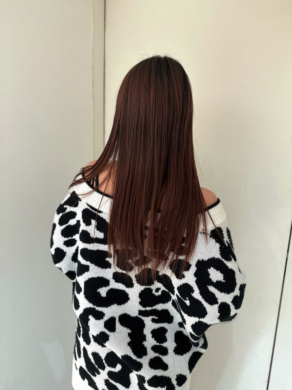 ブラック系のデニムパンツ、ブラック系のサンダル、ホワイト系のカーディガン/ボレロを着用したレディースの春コーディネートの6枚目の写真