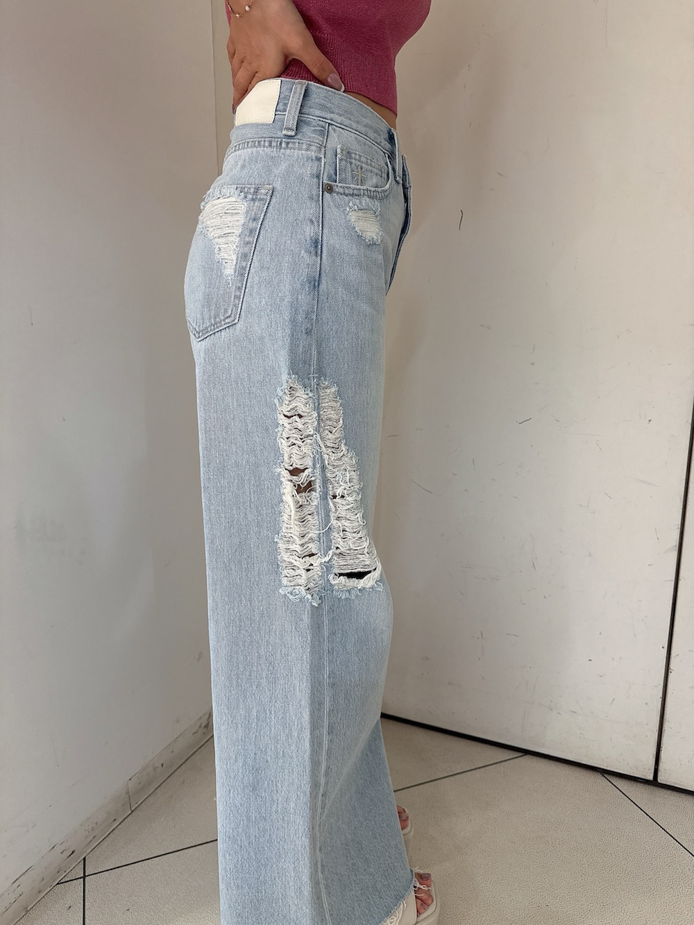 ブルー系のデニムパンツ、ホワイト系のサンダル、ピンク系のニット/セーターを着用したレディースの夏コーディネートの8枚目の写真