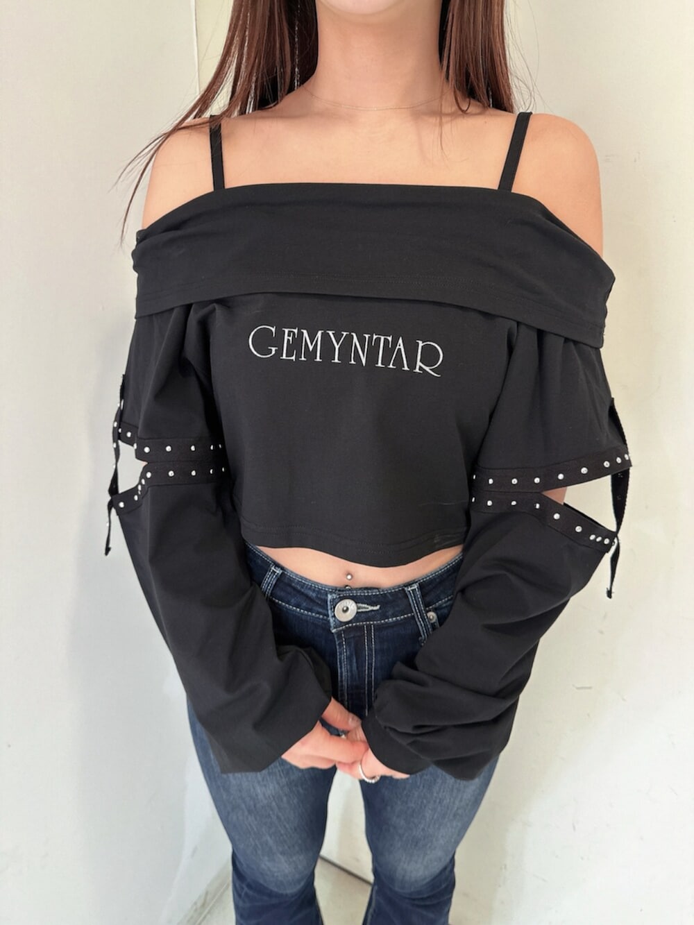 ブルー系のデニムパンツ、ブラック系のサンダル、ブラック系のTシャツ/カットソーを着用したレディースの春コーディネートの7枚目の写真
