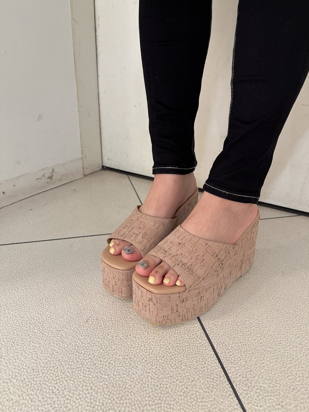 ブラック系のニット/セーター、ブラック系のデニムパンツ、ホワイト系のシャツ/ブラウスを着用したレディースの春コーディネートの9枚目の写真