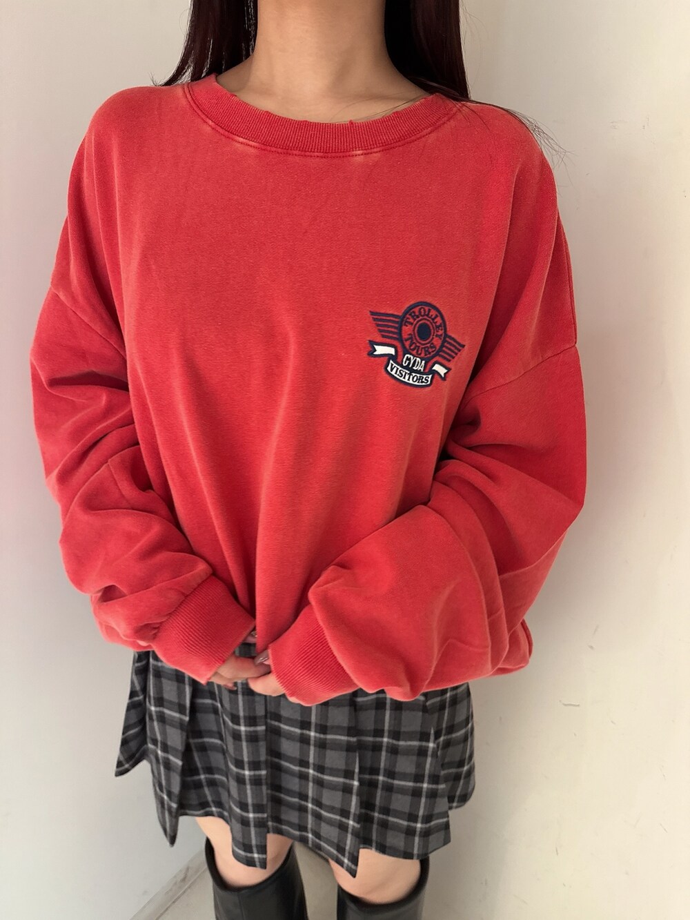 その他のスカート、レッド系のスウェット、ブラック系のブーツを着用したレディースの夏コーディネートの7枚目の写真