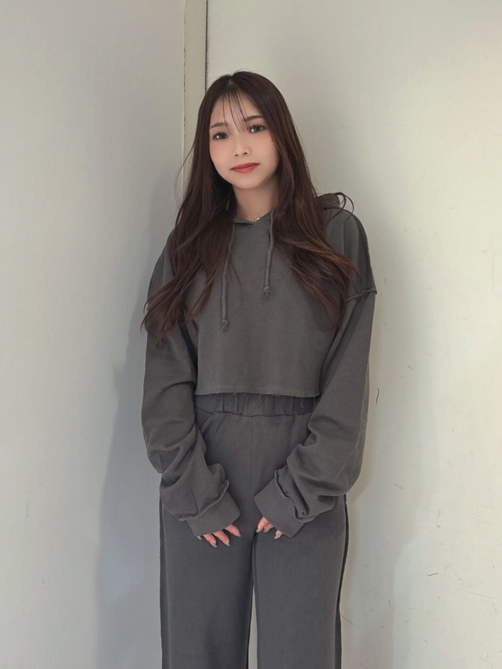 ブラック系のブーツ、グレー系のTシャツ/カットソー、グレー系のその他パンツを着用したレディースの夏コーディネートの4枚目の写真