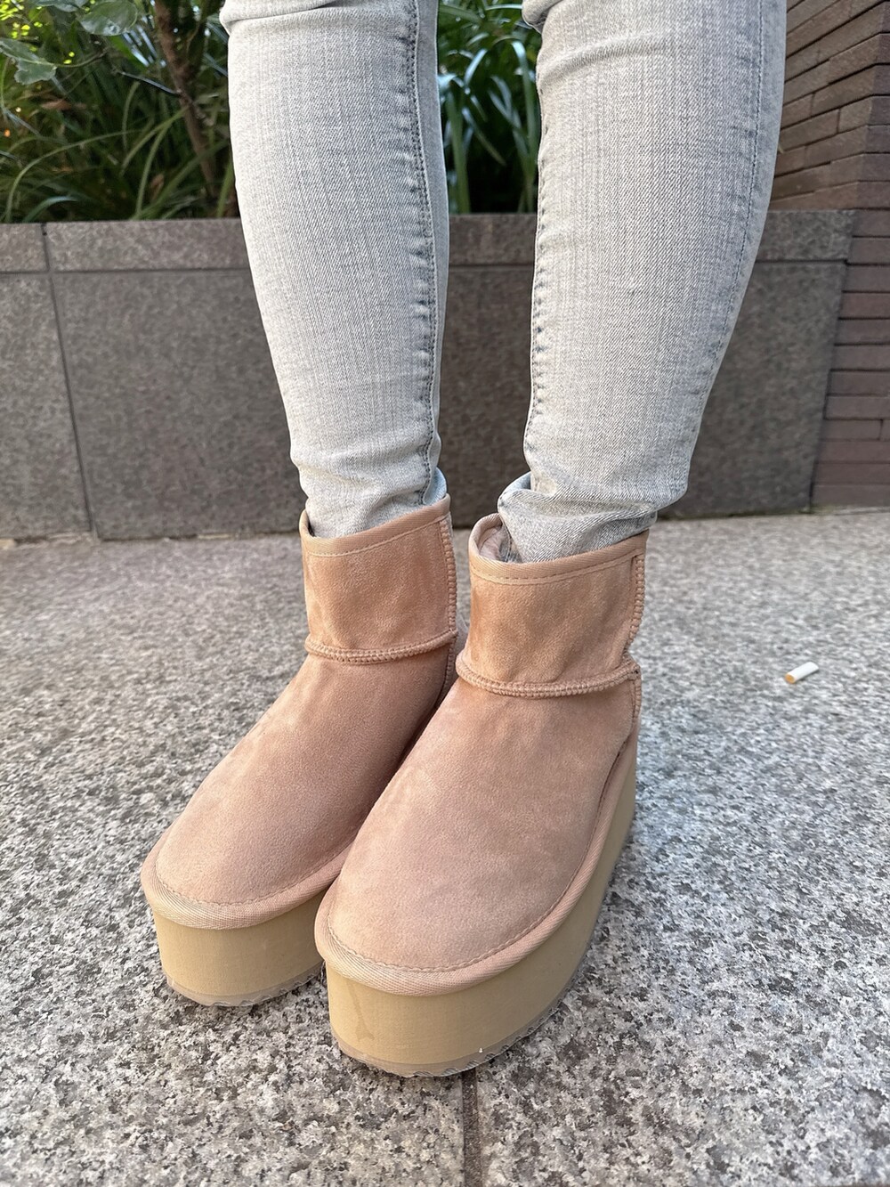 ピンク系のニット/セーター、ホワイト系のハンドバッグ、ブルー系のデニムパンツを着用したレディースの秋コーディネートの10枚目の写真