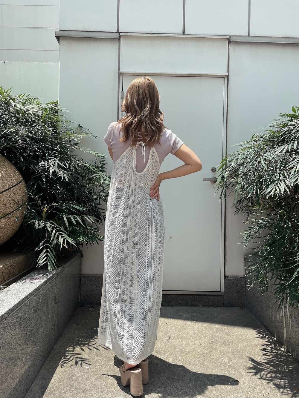 ブルー系のデニムパンツ、パープル系のTシャツ/カットソー、ホワイト系のワンピースを着用したレディースの夏コーディネートの3枚目の写真