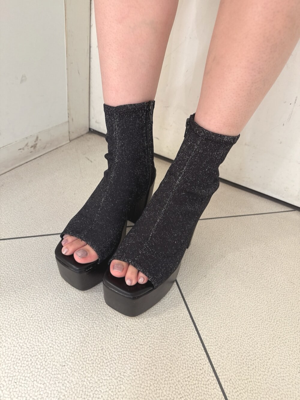 ブラック系のサンダル、ブルー系のワンピースを着用したレディースの夏コーディネートの8枚目の写真