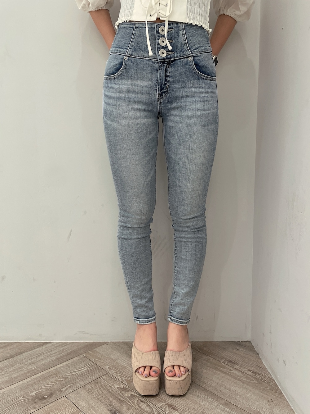 ホワイト系のシャツ/ブラウス、ホワイト系のサンダル、ブルー系のデニムパンツを着用したレディースの春コーディネートの9枚目の写真