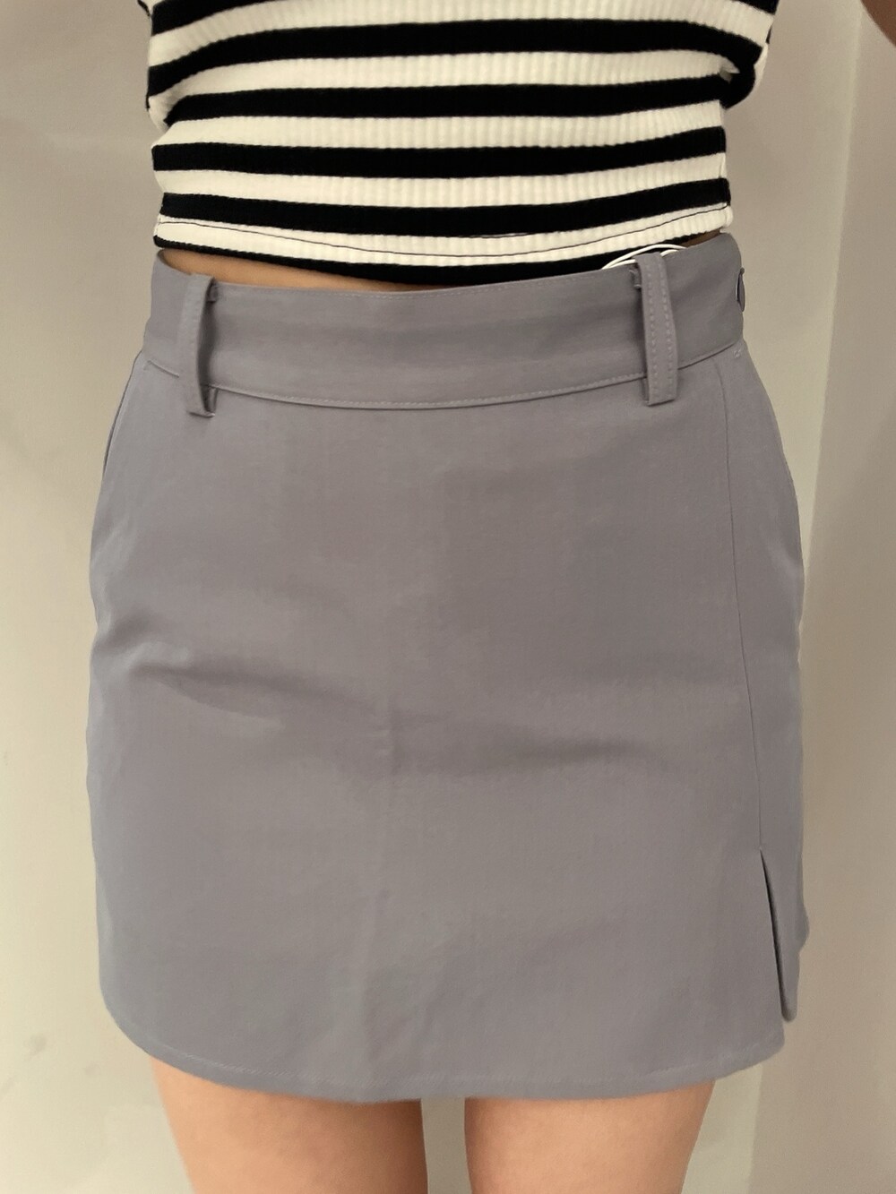 その他のキャミソール、ブルー系のスカート、ブルー系のテーラードジャケットを着用したレディースの春コーディネートの8枚目の写真