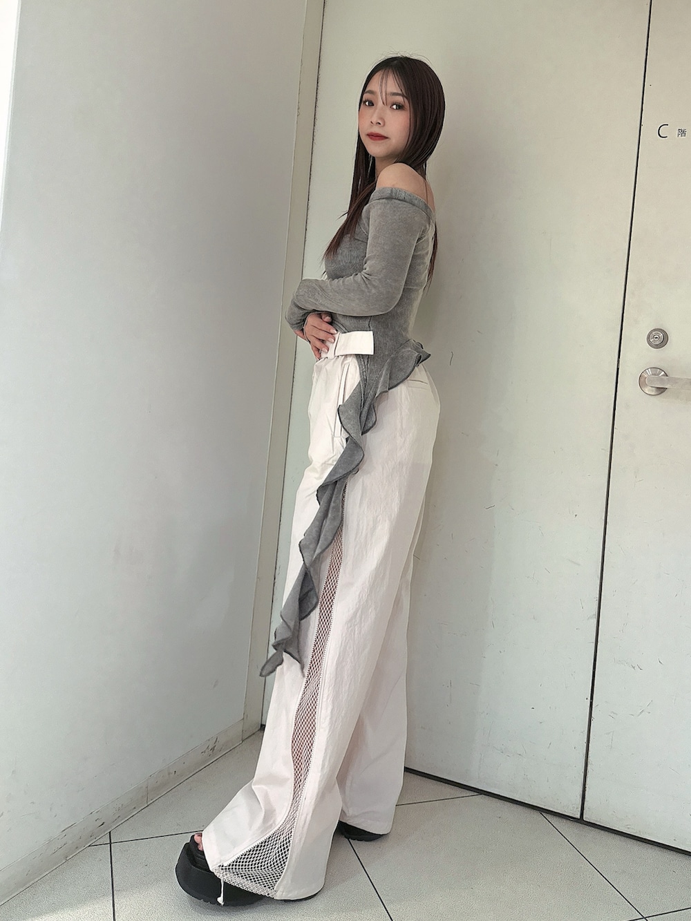 ホワイト系のその他パンツ、グレー系のTシャツ/カットソー、ブラック系のサンダルを着用したレディースの春コーディネートの2枚目の写真