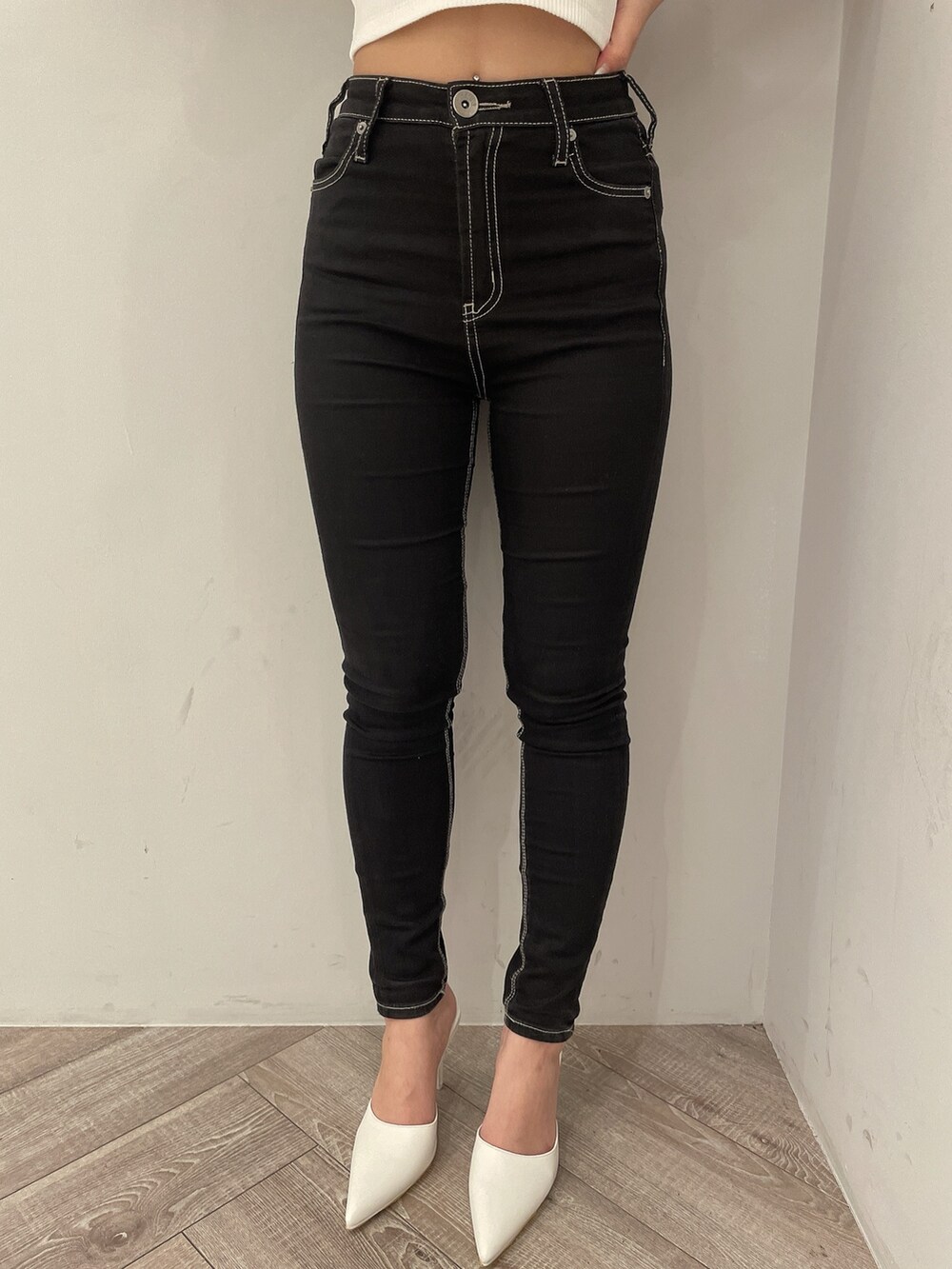 ベージュ系のシャツ/ブラウス、ホワイト系のTシャツ/カットソー、ブラック系のデニムパンツを着用したレディースの春コーディネートの8枚目の写真