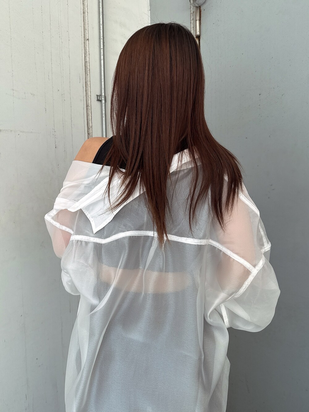 ブラック系のつなぎ/オールインワン、ホワイト系のシャツ/ブラウス、ブラック系のサンダルを着用したレディースの夏コーディネートの6枚目の写真