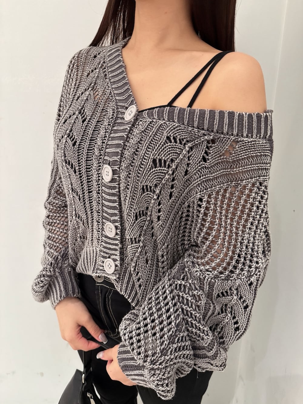 ブラック系のデニムパンツ、ブラック系のブーツ、グレー系のカーディガン/ボレロを着用したレディースの夏コーディネートの7枚目の写真