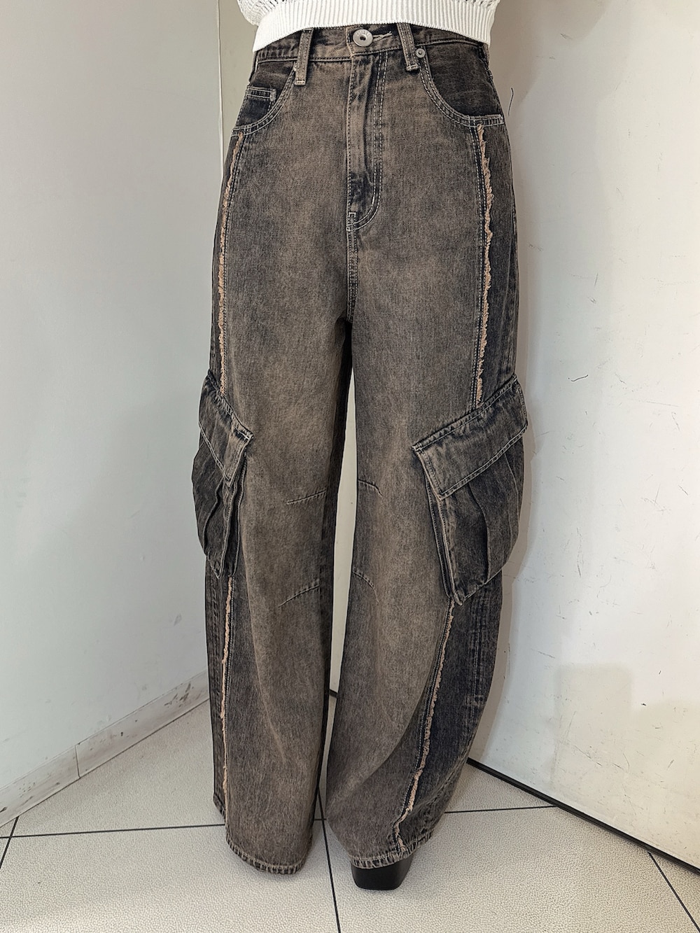 その他のつなぎ/オールインワン、ホワイト系のタンクトップ、ブラック系のサンダルを着用したレディースの夏コーディネートの8枚目の写真