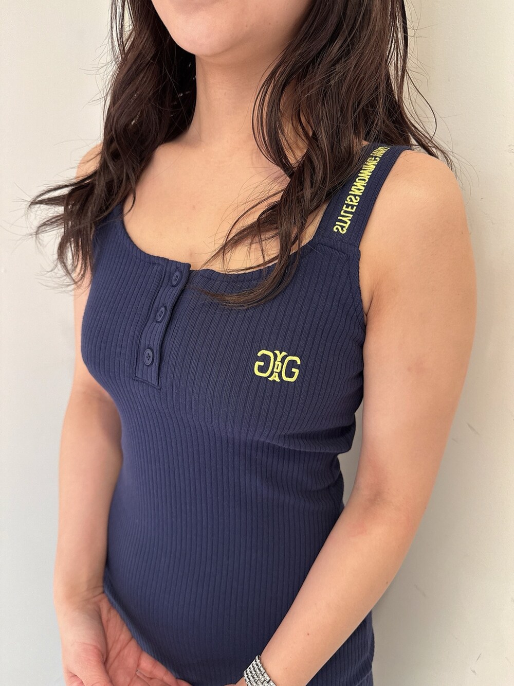 ブルー系のワンピース、ホワイト系のシャツ/ブラウス、ホワイト系のサンダルを着用したレディースの春コーディネートの7枚目の写真